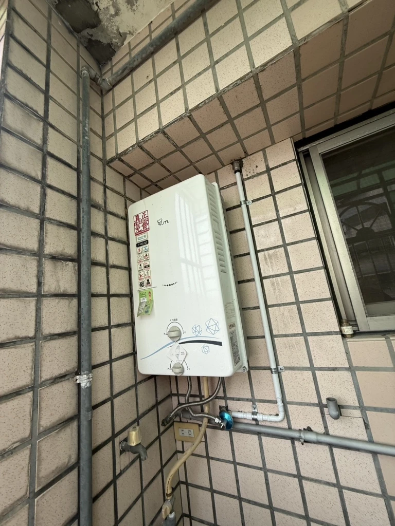 三峽區 熱水明管配置，衛浴設備與廚房龍頭更新