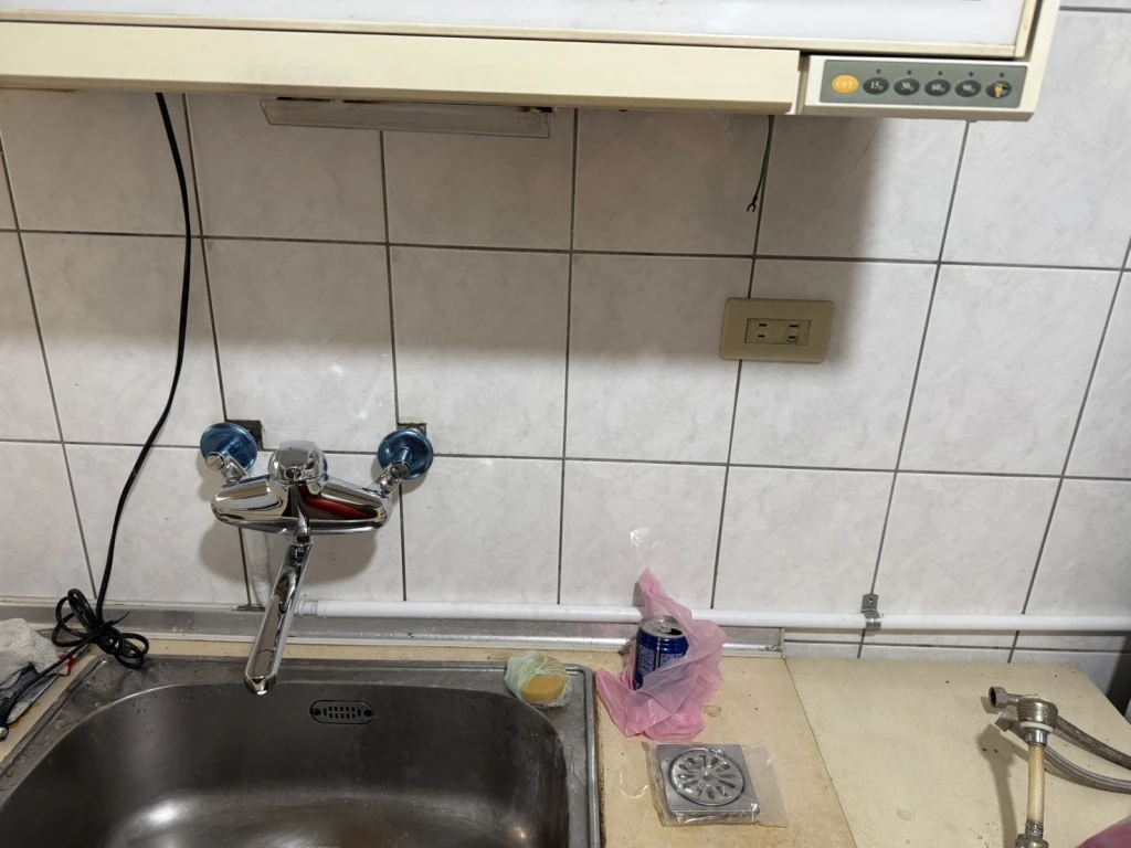三峽區 熱水明管配置，衛浴設備與廚房龍頭更新