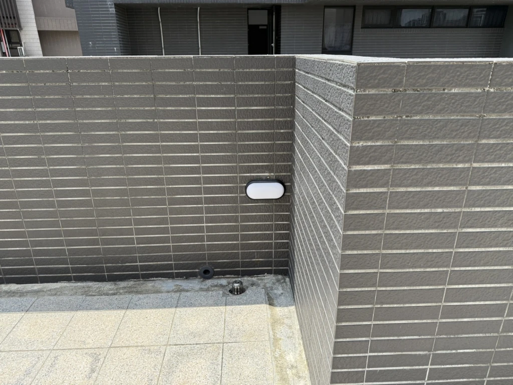 板橋R樓更換防水壁燈 | 桃園水電行 | 桃園水電工程 | 台北水電工程
