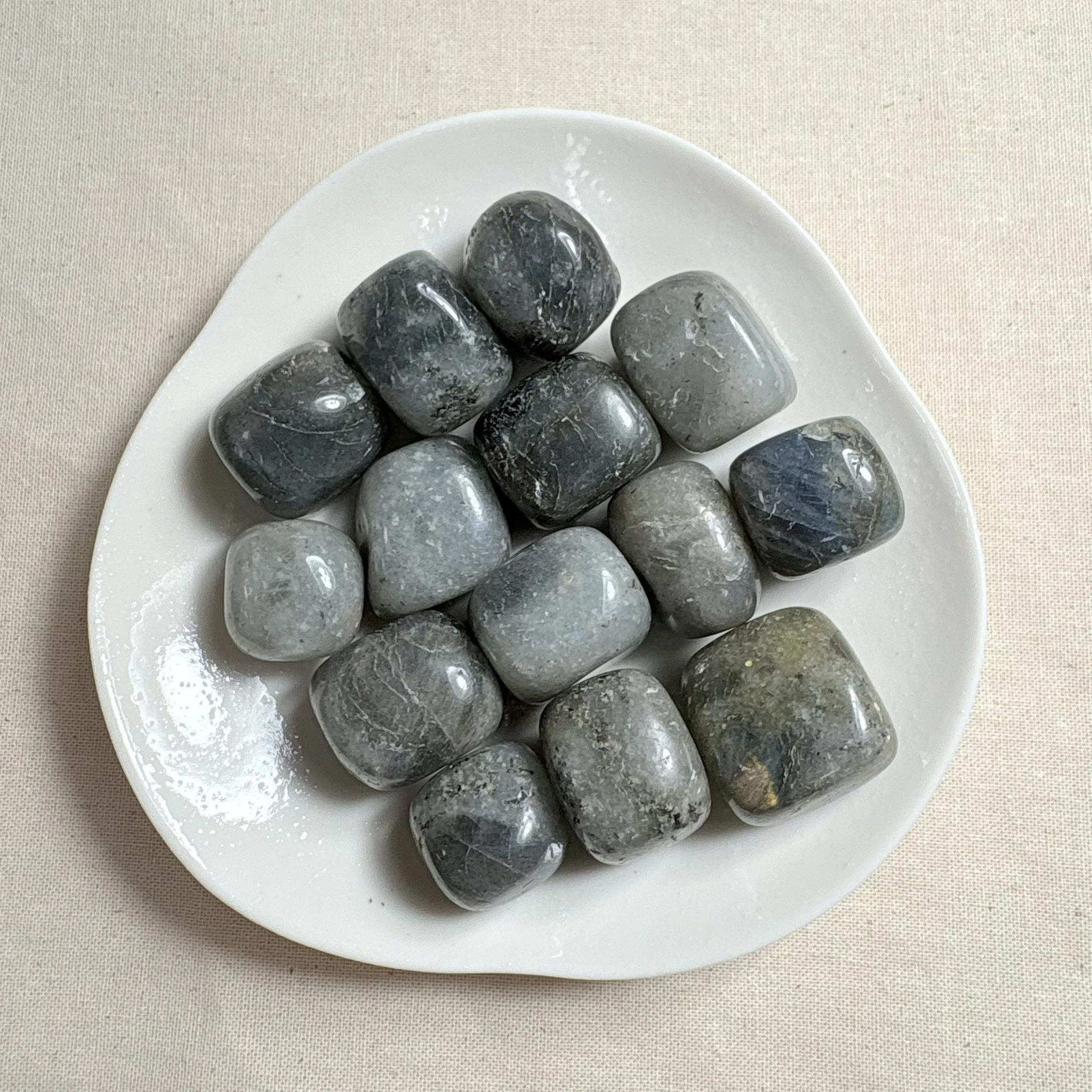 灰拉長石滾石