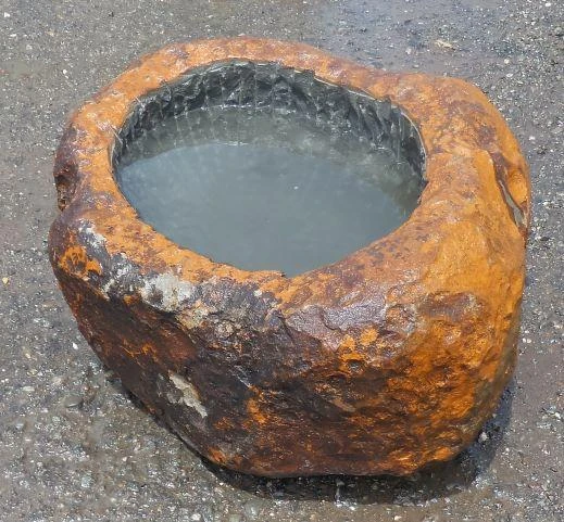 安山岩 原皮水缽 B
