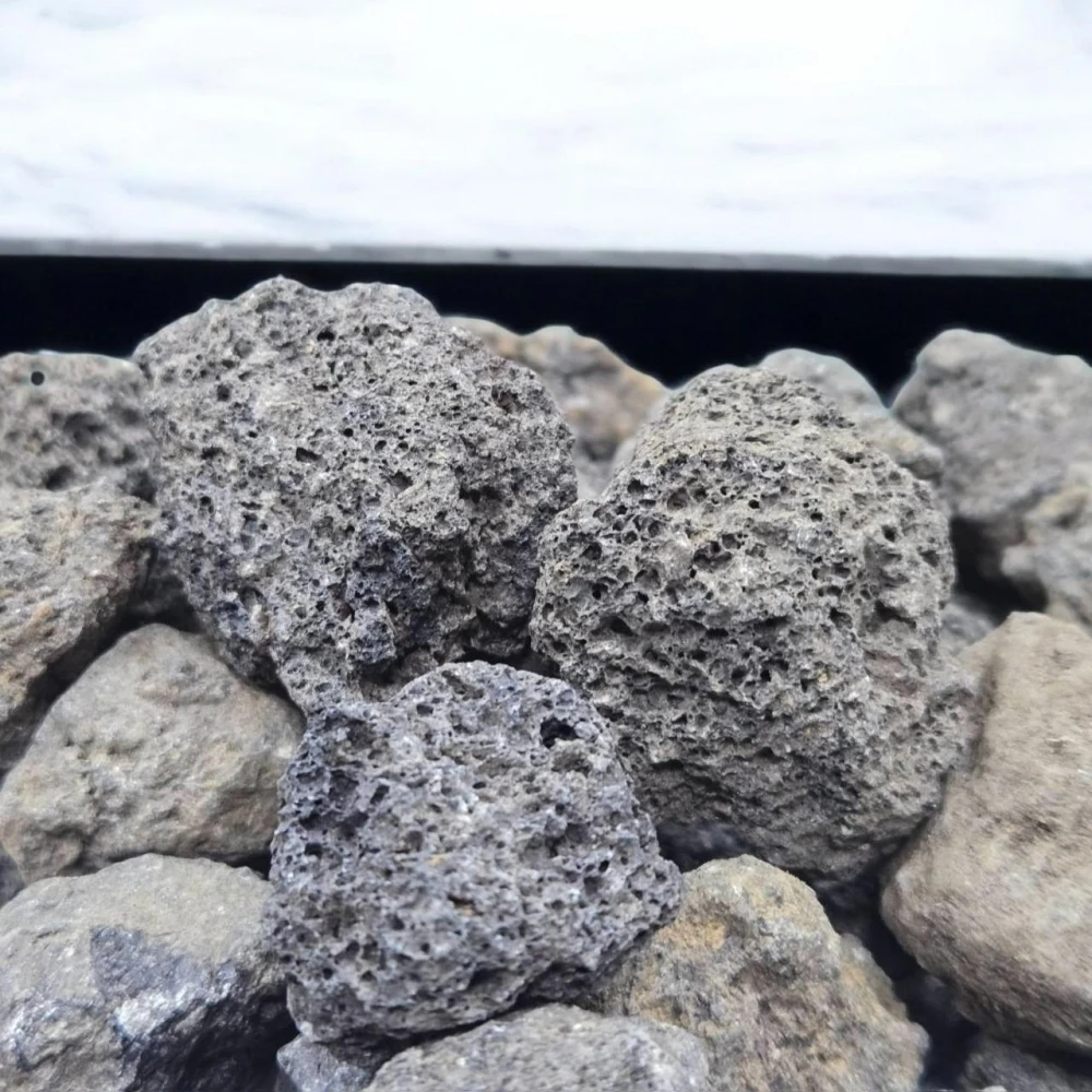 黑熔洞石(黑火山岩)