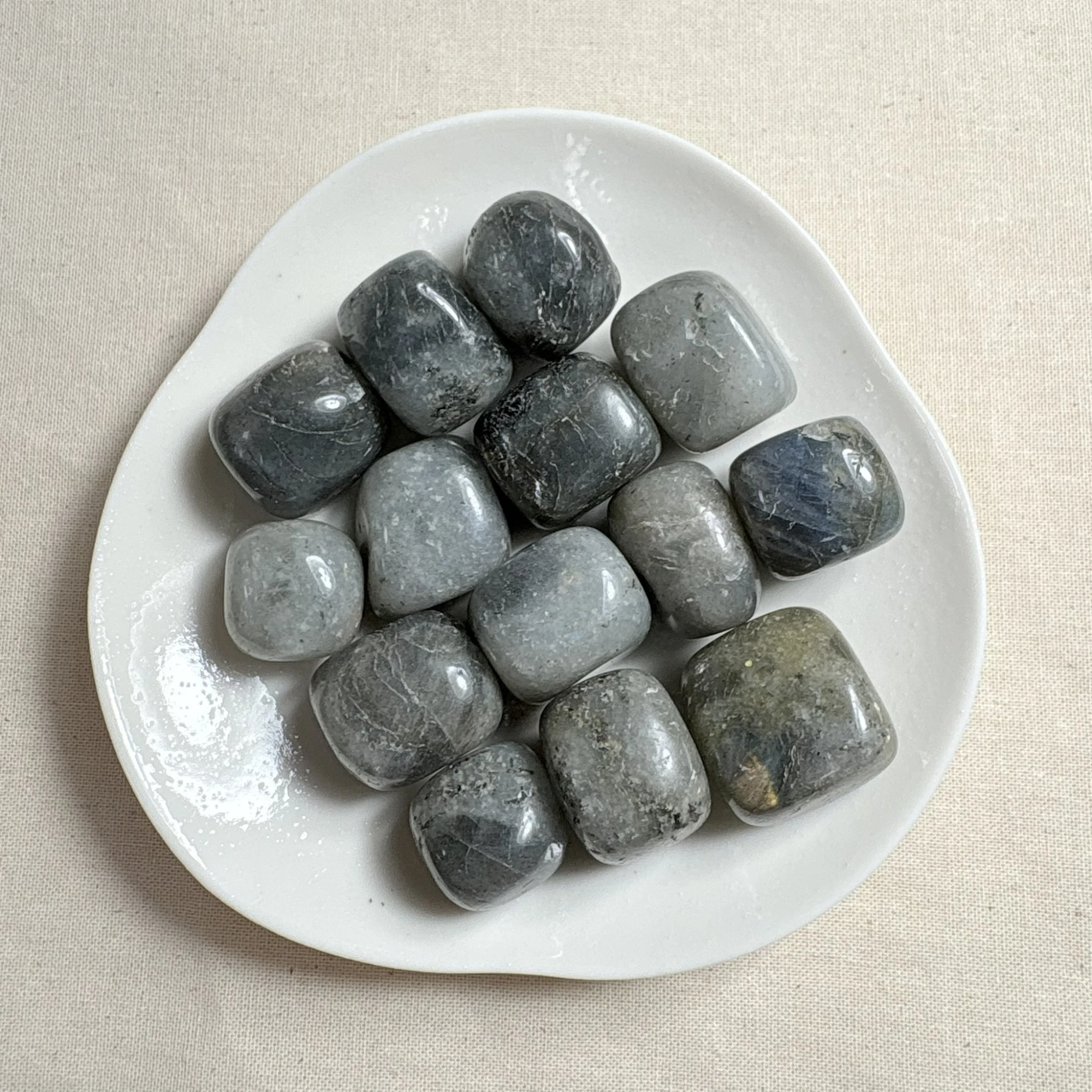 灰拉長石滾石