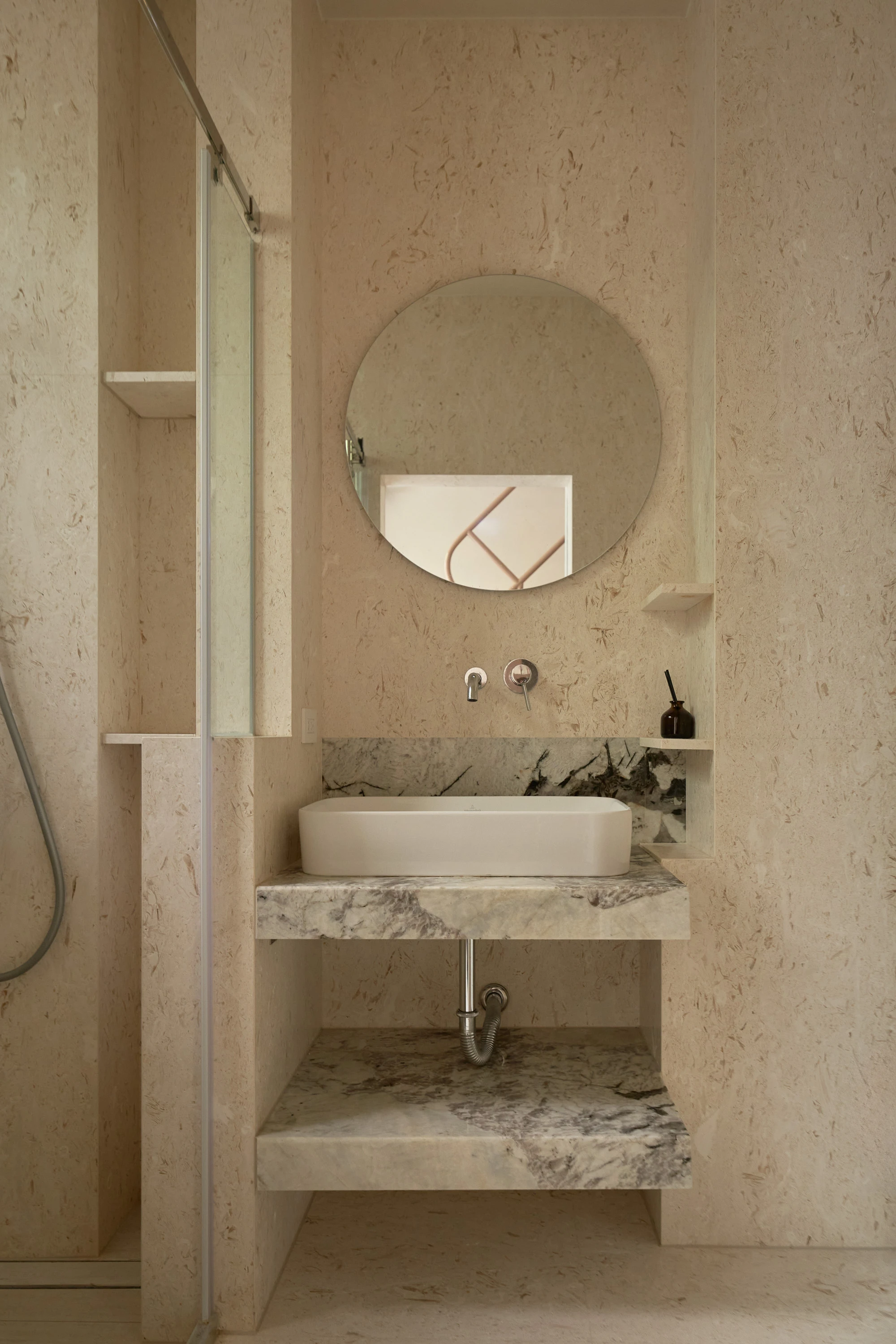 以低彩度米色，還原空間的純粹