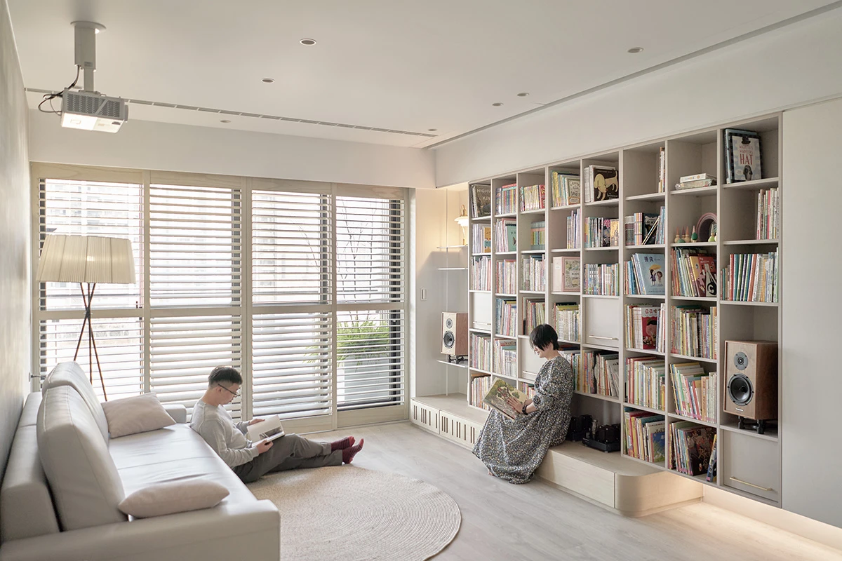 「專訪」客廳書牆綿延日常家景，台中 35 坪奶油系親子書屋 - 思維設計 Thinking Design