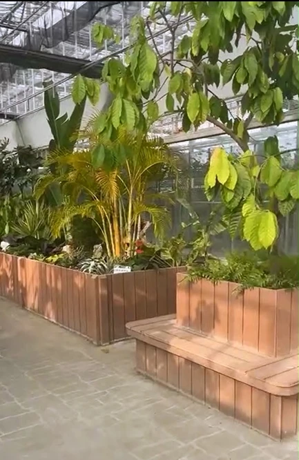 願在流轉的四季裡，與你一同栽種風景。