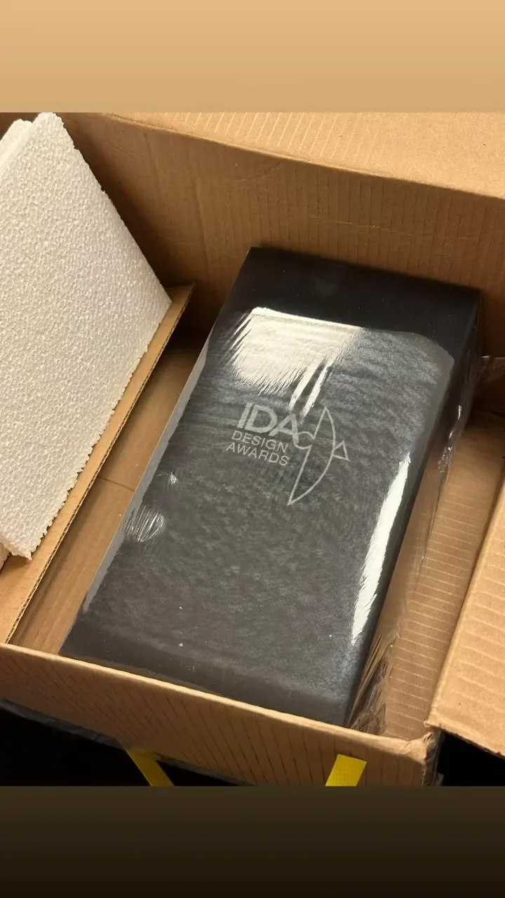 終於拿到美國IDA的極簡設計獎座，我們的努力得到肯定！