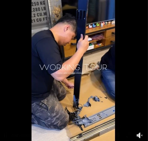 現在很多客戶都會自己買浴室三節推拉門，價格漂亮、款式又多，這很正常，其實我們也很常幫客戶安裝。