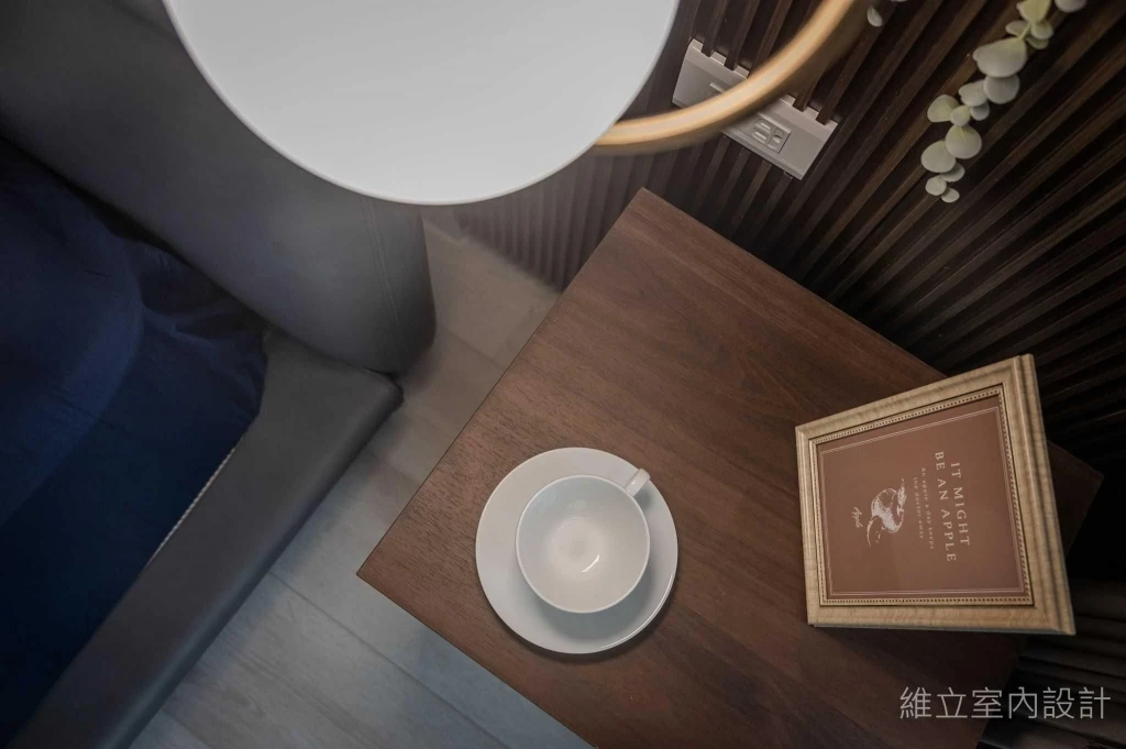 現代奢華舊翻新｜石材主牆內嵌藏酒櫃