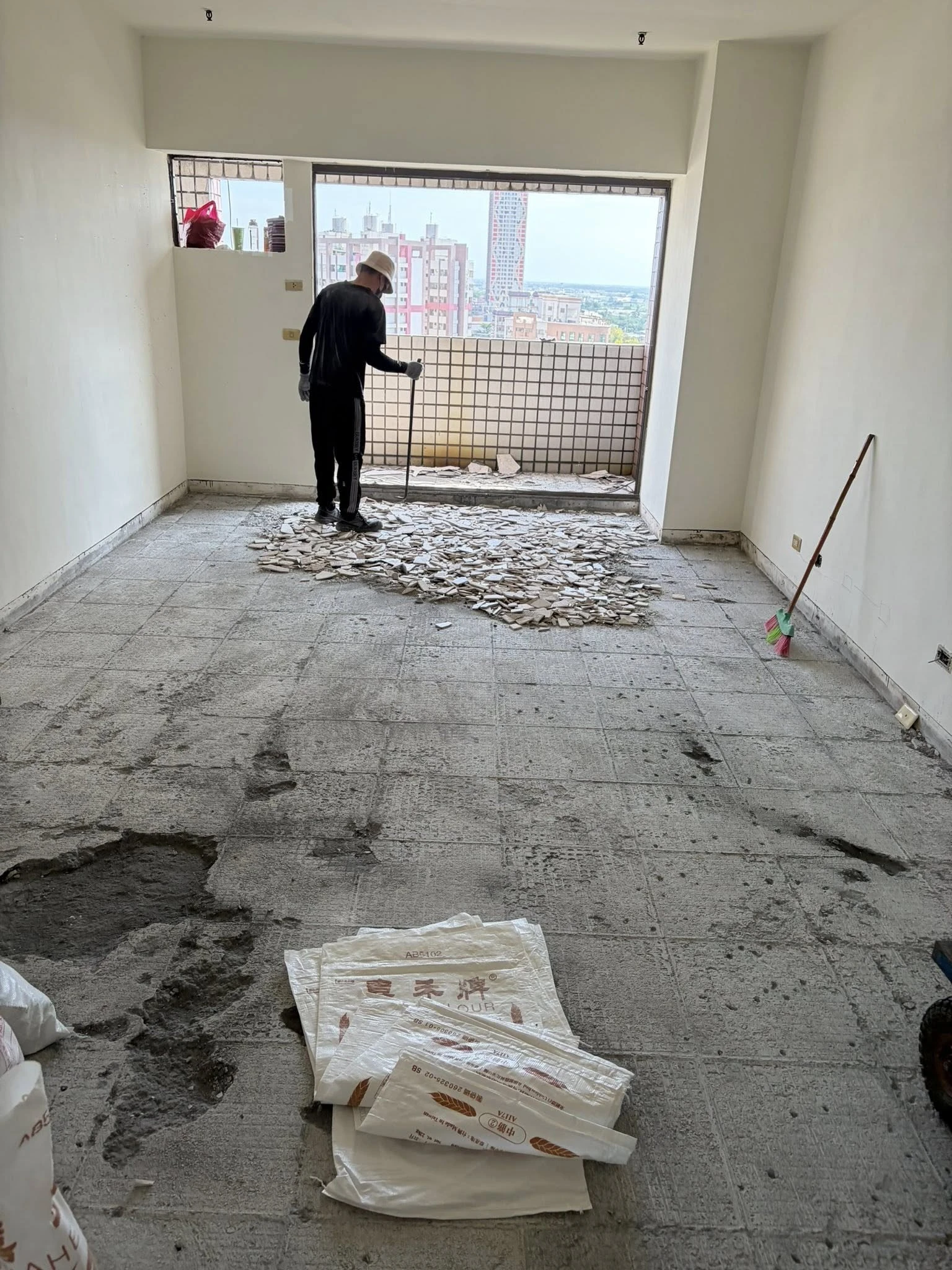 公寓翻修施工完成｜衛浴更新＋全室地板拆除