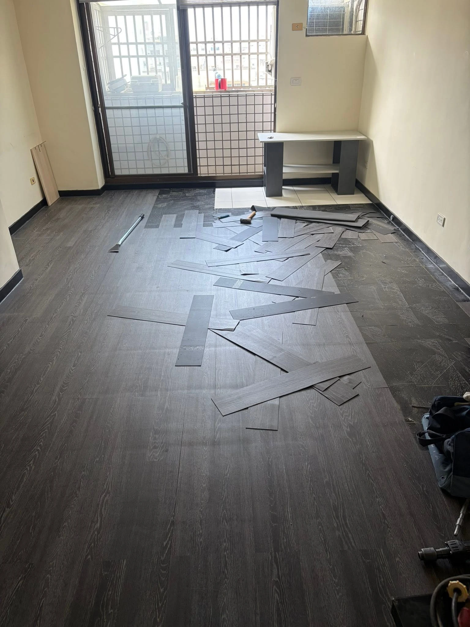 公寓大樓塑膠地板拆除 磁磚碰拱局部打除