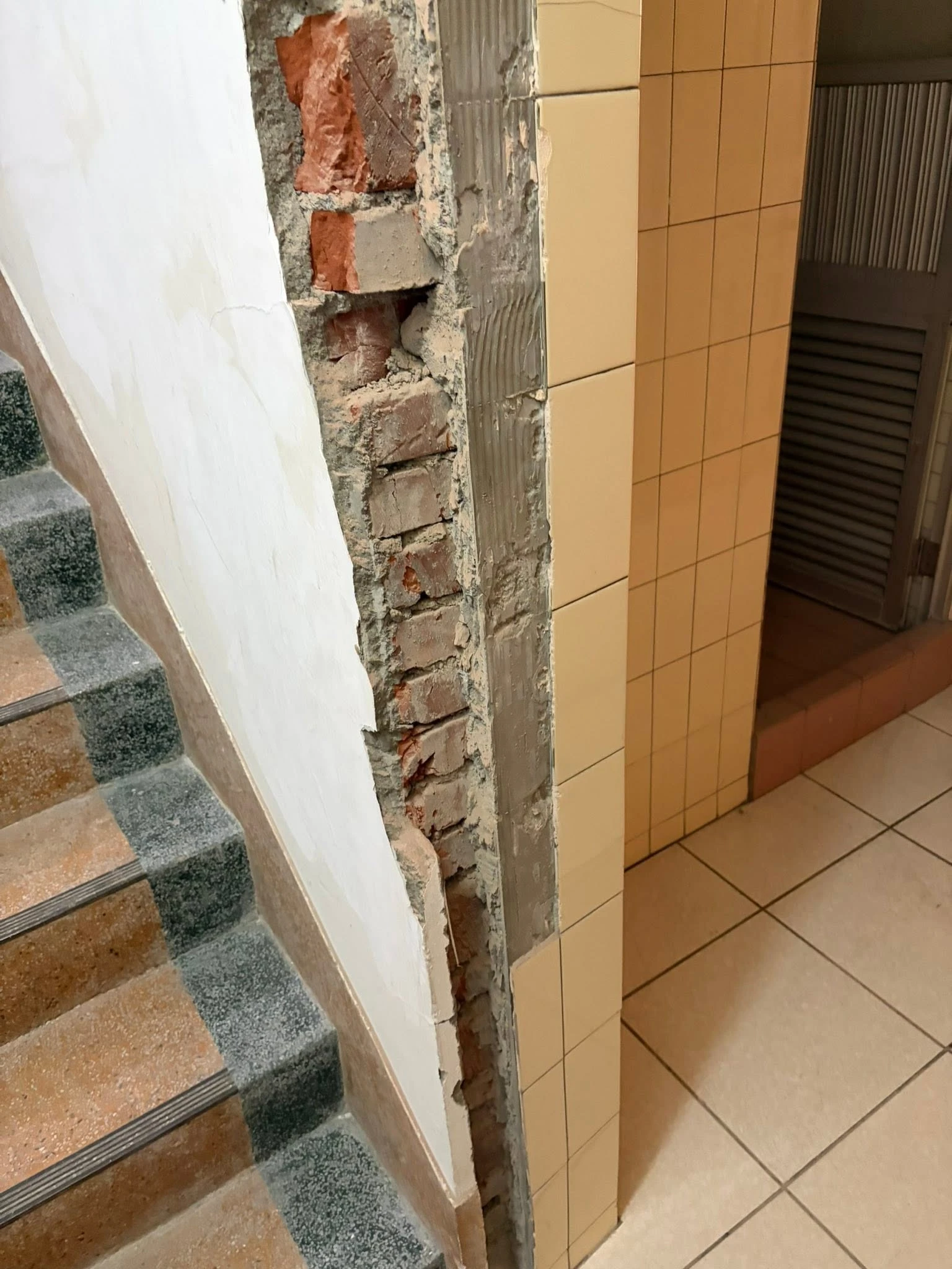 老屋翻修 門框拆除 烤漆板拆除 天花板裝潢拆除