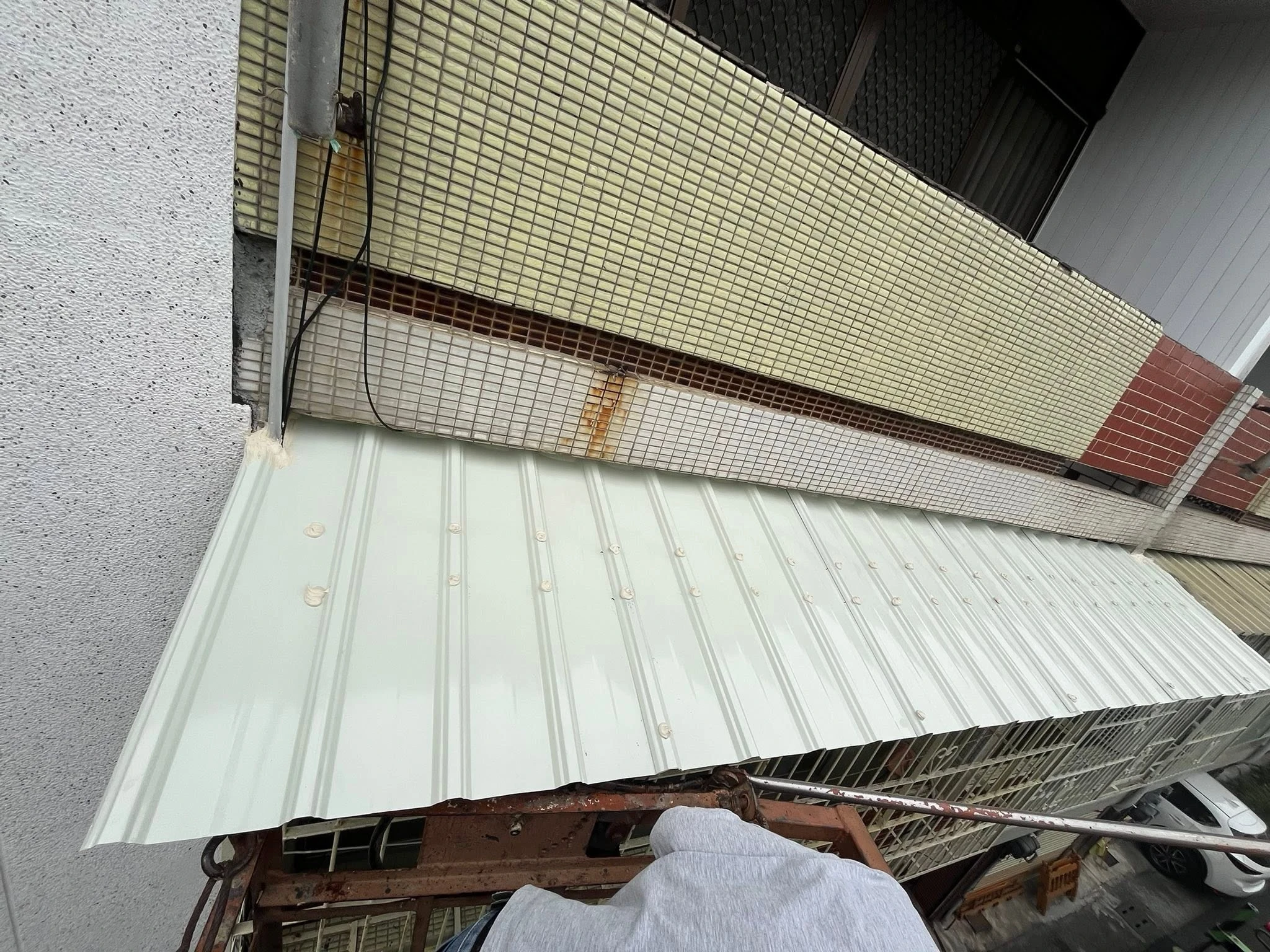 客戶三座石棉瓦雨遮及正後方石棉瓦更換鍍鋁鋅清浪板