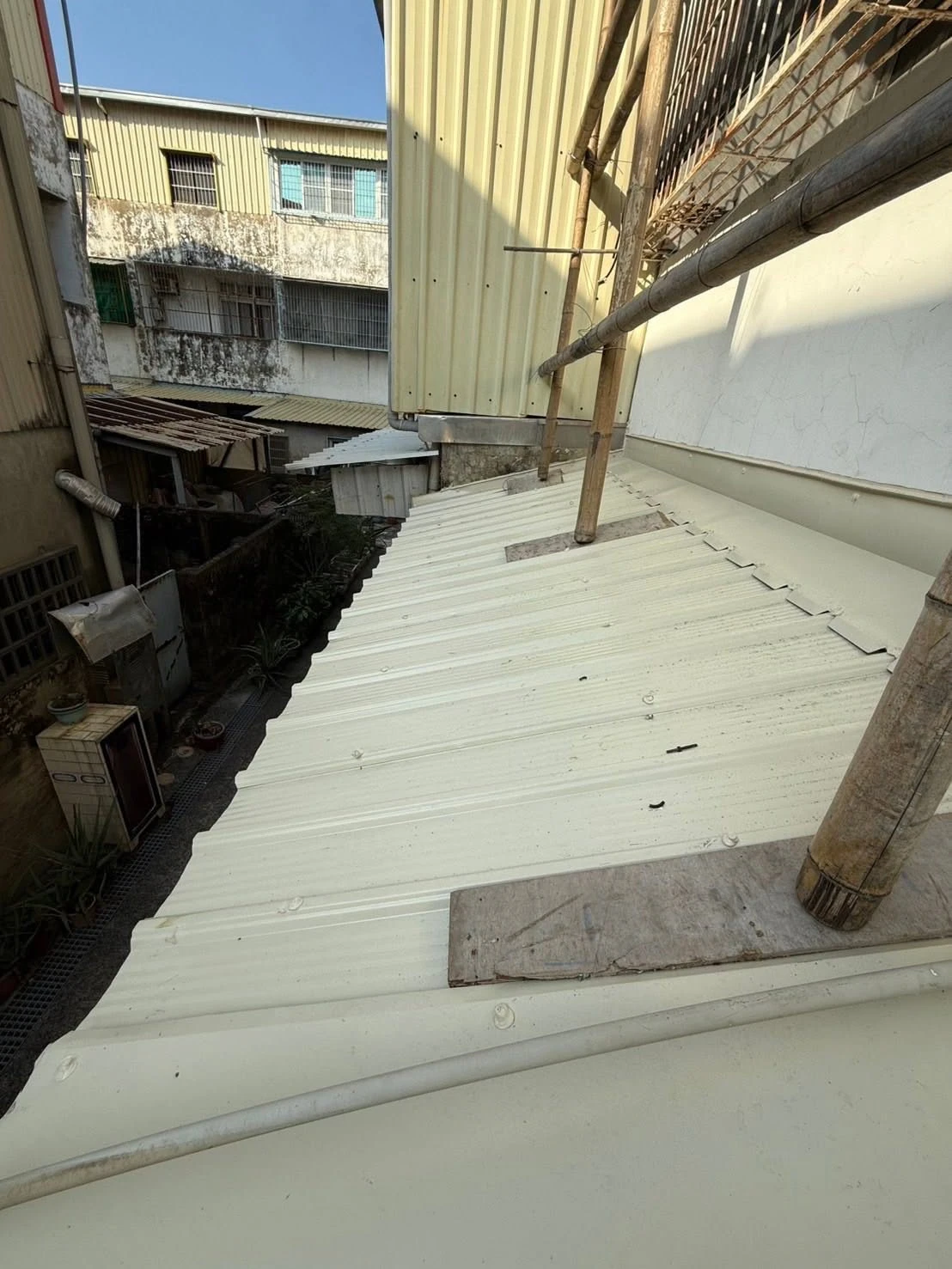 兩座後廚房屋頂及一座雨遮石棉瓦更換白鐵四合一雙層浪板