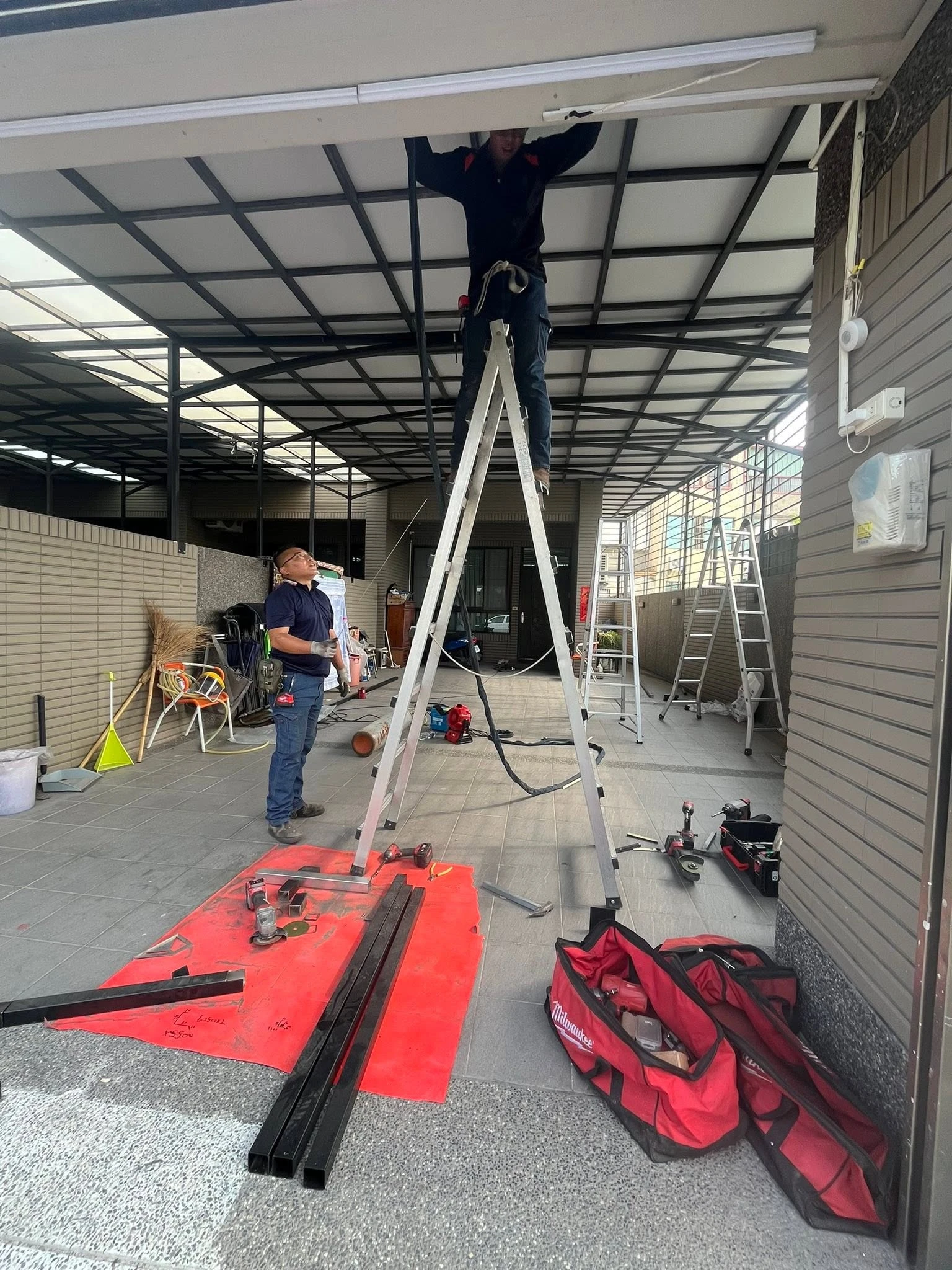 採光罩因去年颱風結構上有損毀 請我們來施作採光罩結構補強安裝白鐵2.0烤漆方管
