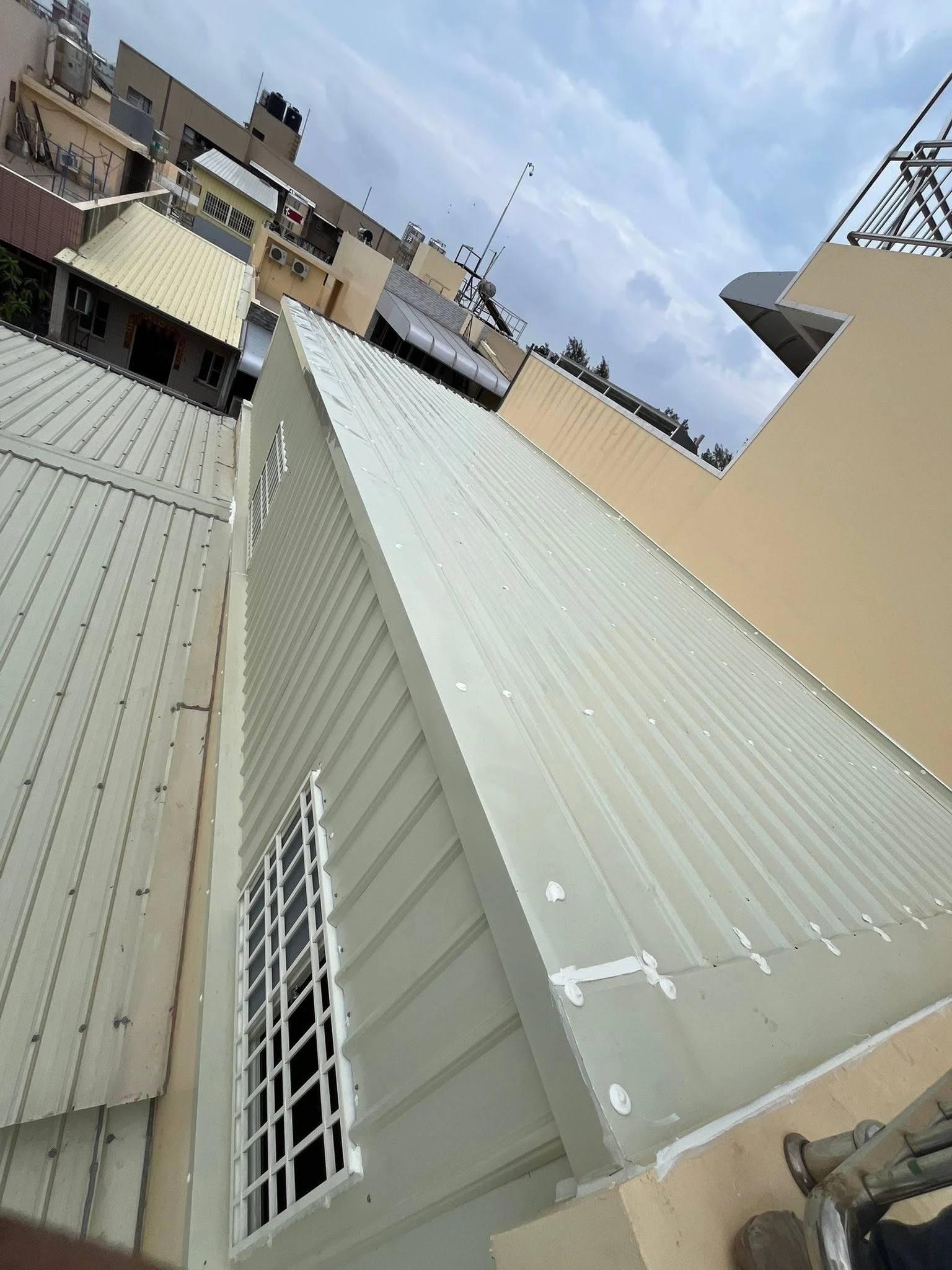 高雄市旗津區 屋頂增建 結構骨架採用100型c型鋼 屋頂採用白鐵雙層四合一浪板及牆面採用盛餘清板及正面四開型氣密窗