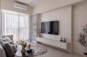 這次以白色為基底的居家空間，整體氛圍輕盈、慵懶，不帶一絲壓迫感。