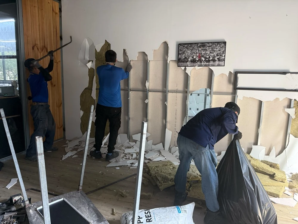 店面局部木作裝潢.木地板拆除、廁所打除見底、廣告紙剔除施工前、中、後