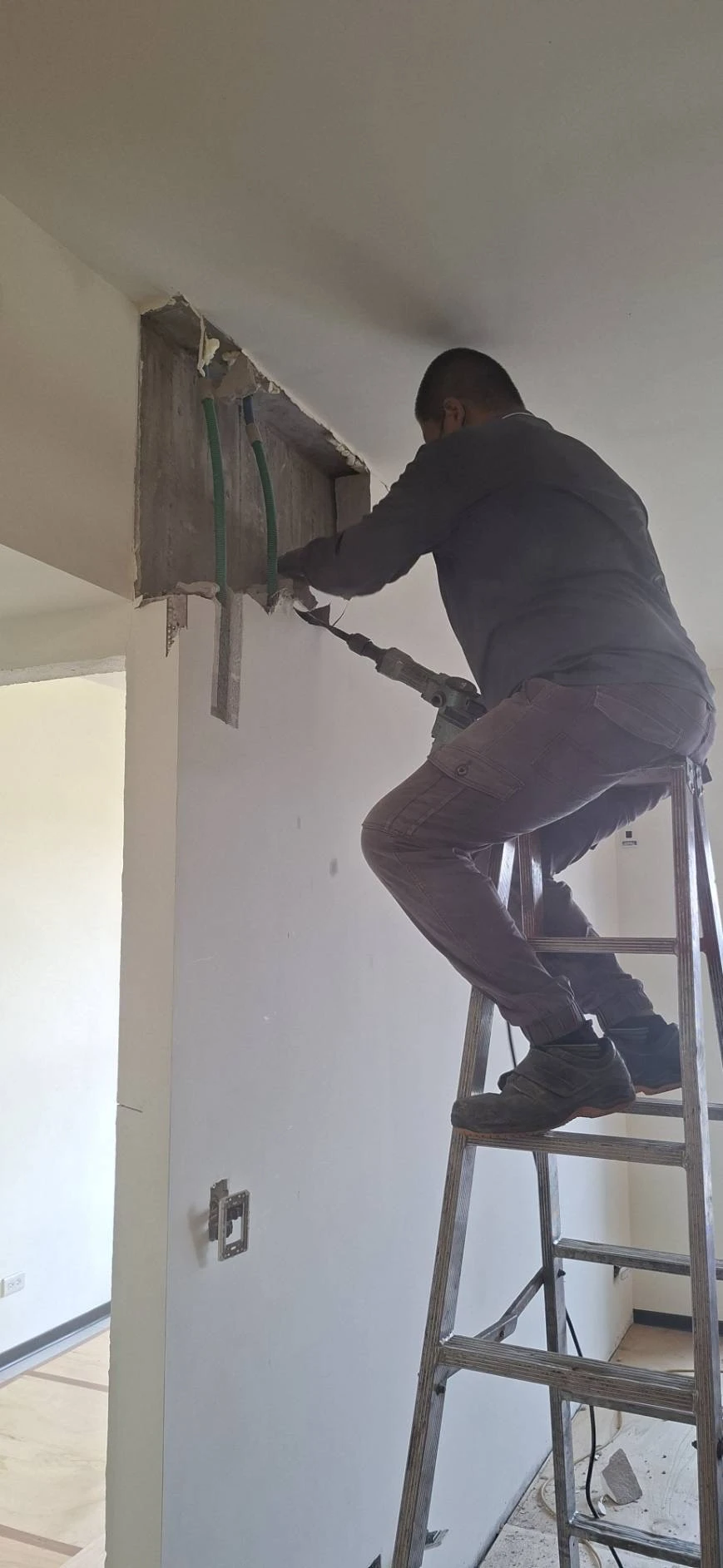 新建大樓局部輕隔牆拆除施工前、中、後
