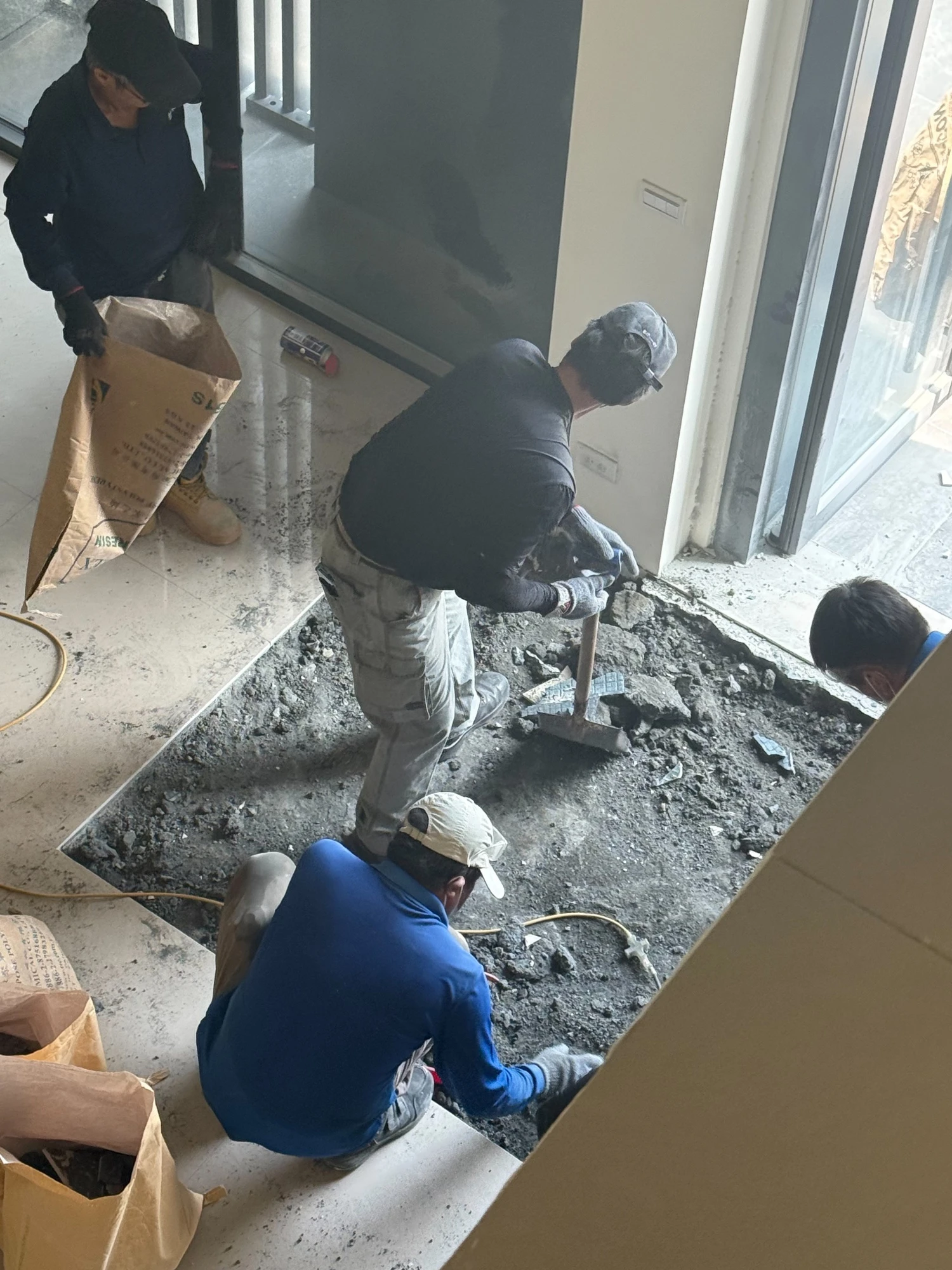 店面局部牆面.樓梯扶手拆除、局部地面打除施工前、中、後