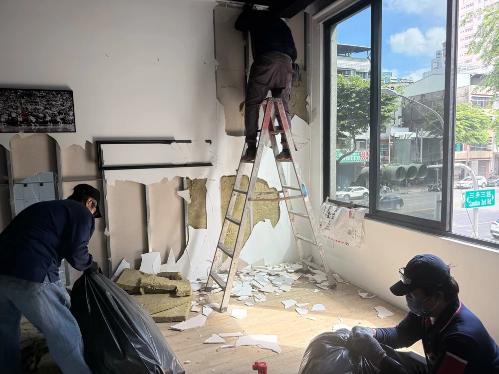 店面局部木作裝潢.木地板拆除、廁所打除見底、廣告紙剔除施工前、中、後
