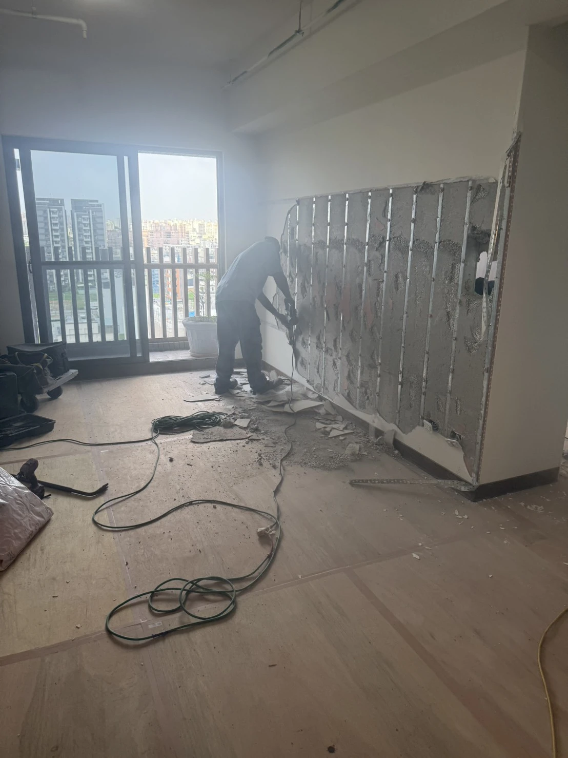 新建大樓局部輕隔牆拆除
