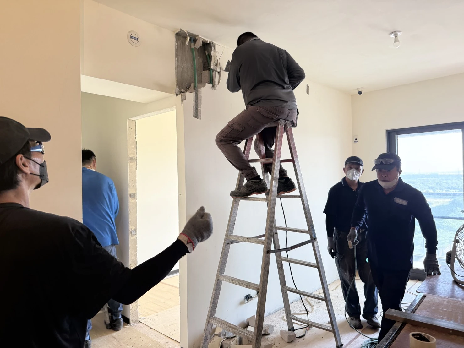 新建大樓局部輕隔牆拆除施工前、中、後