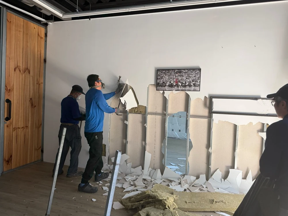 店面局部木作裝潢.木地板拆除、廁所打除見底、廣告紙剔除施工前、中、後
