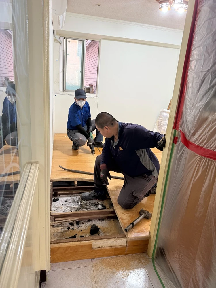 大樓住宅房間木地板.系統櫃拆除施工前、中、後