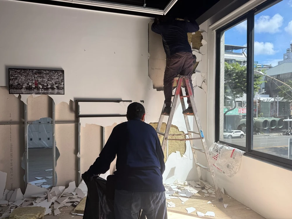 店面局部木作裝潢.木地板拆除、廁所打除見底、廣告紙剔除施工前、中、後
