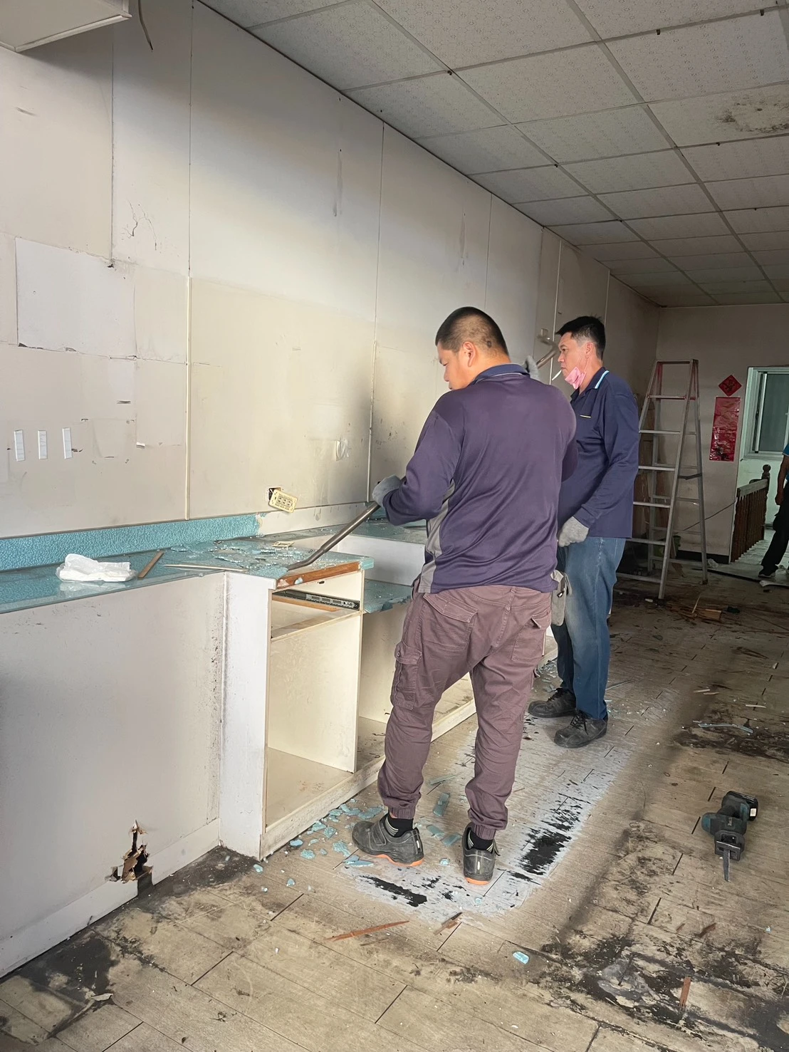 店面局部裝潢拆除、塑膠地板剔除施工前、中、後