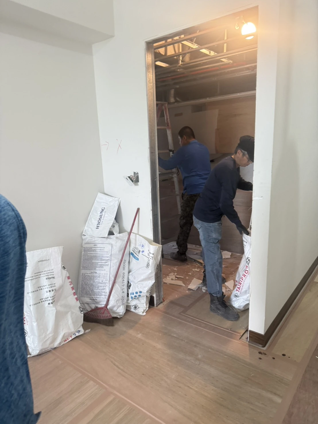 新建大樓局部輕隔牆拆除