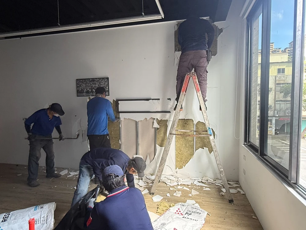 店面局部木作裝潢.木地板拆除、廁所打除見底、廣告紙剔除施工前、中、後