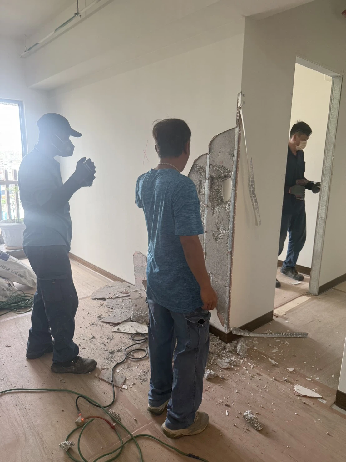 新建大樓局部輕隔牆拆除