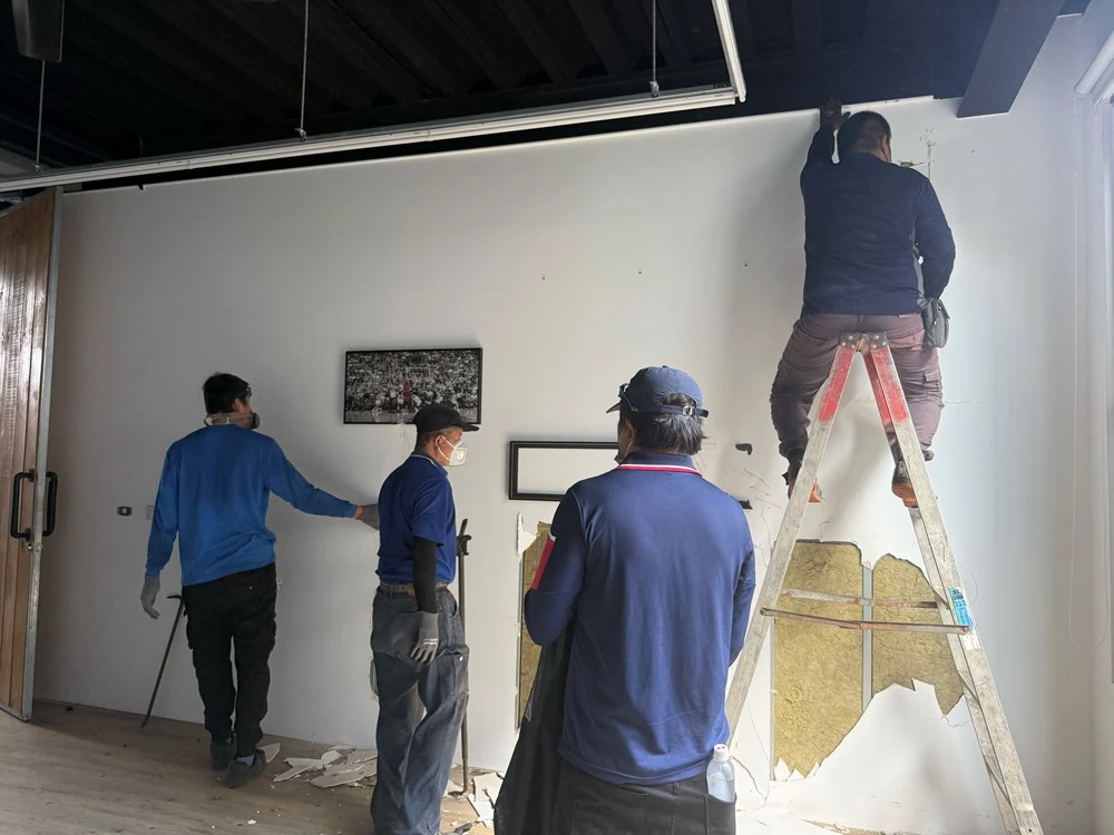 店面局部木作裝潢.木地板拆除、廁所打除見底、廣告紙剔除施工前、中、後
