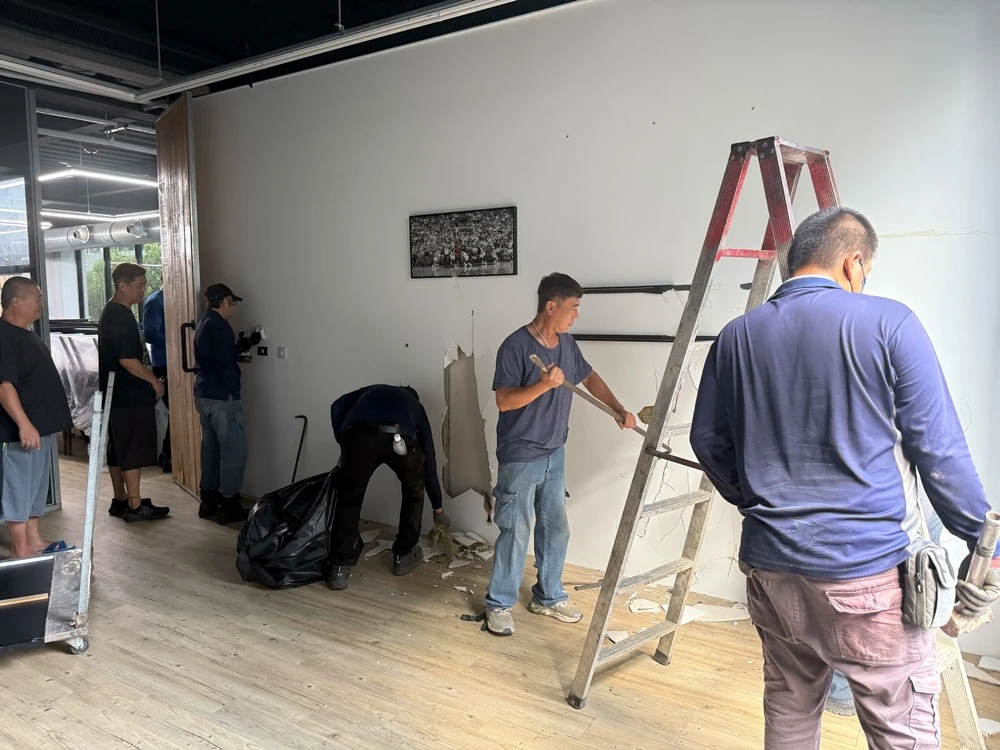 店面局部木作裝潢.木地板拆除、廁所打除見底、廣告紙剔除施工前、中、後