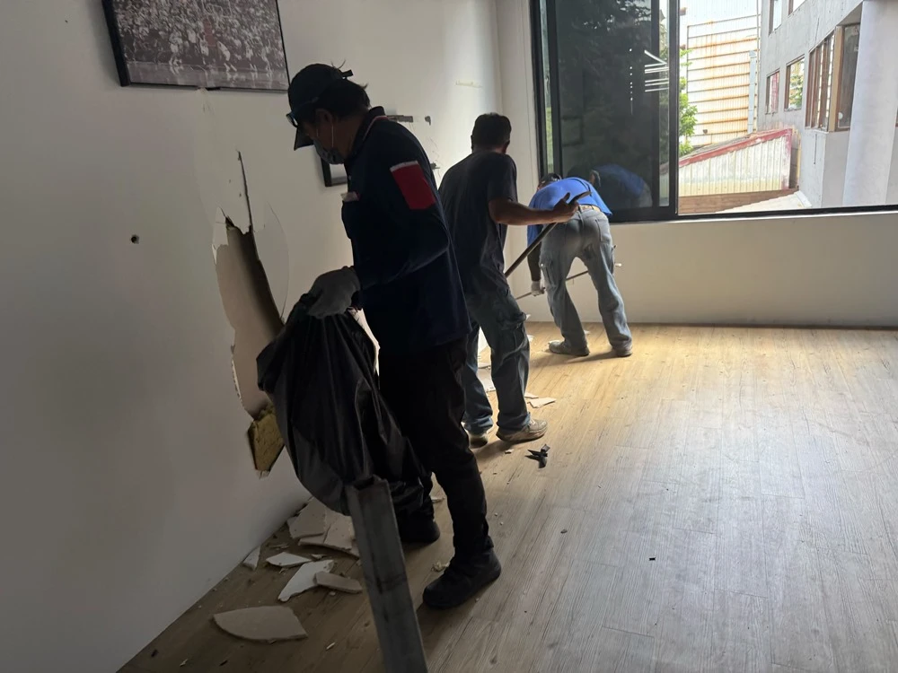 店面局部木作裝潢.木地板拆除、廁所打除見底、廣告紙剔除施工前、中、後