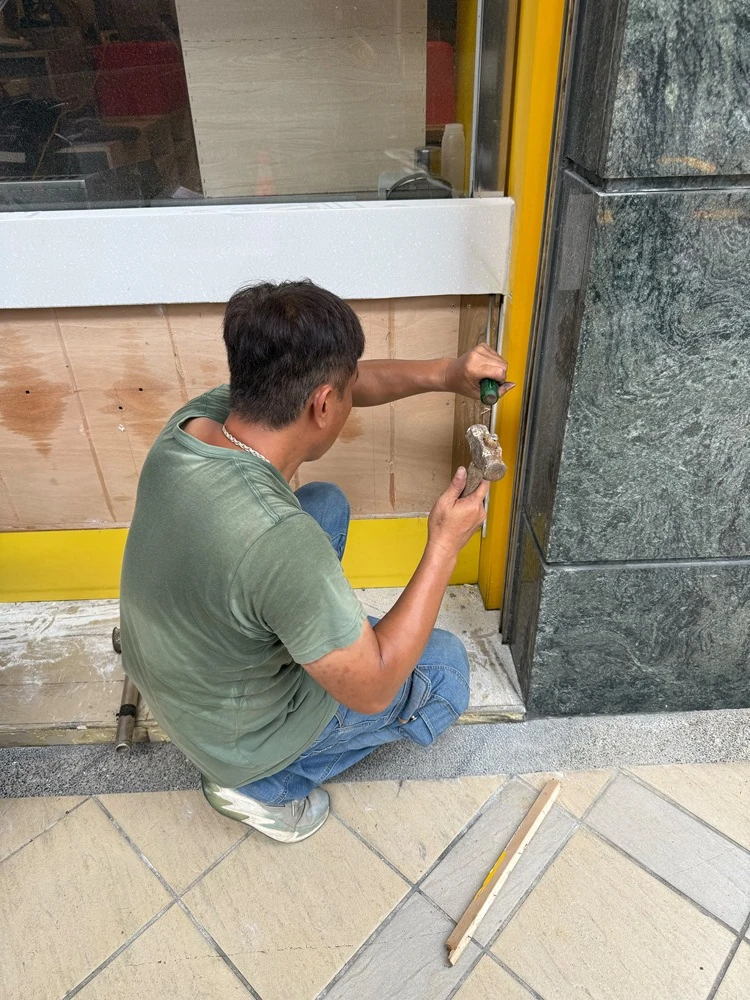 店面局部木作裝潢.木地板拆除、廁所打除見底、廣告紙剔除施工前、中、後