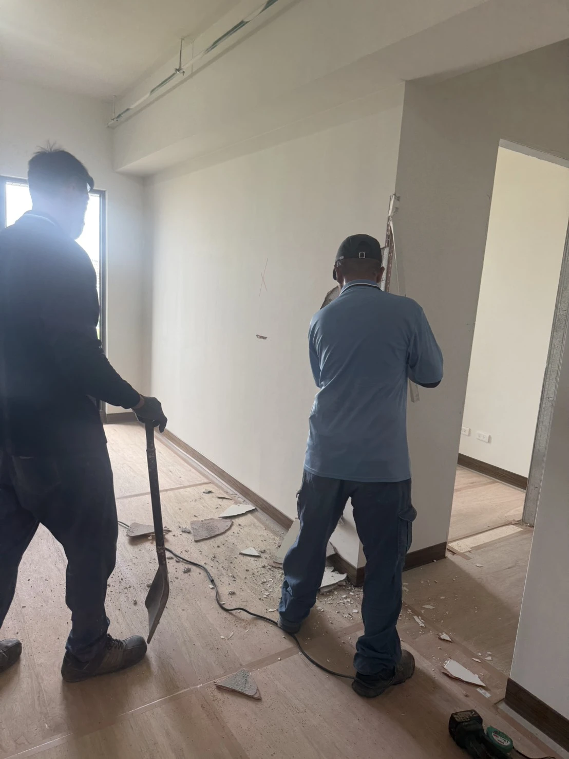 新建大樓局部輕隔牆拆除
