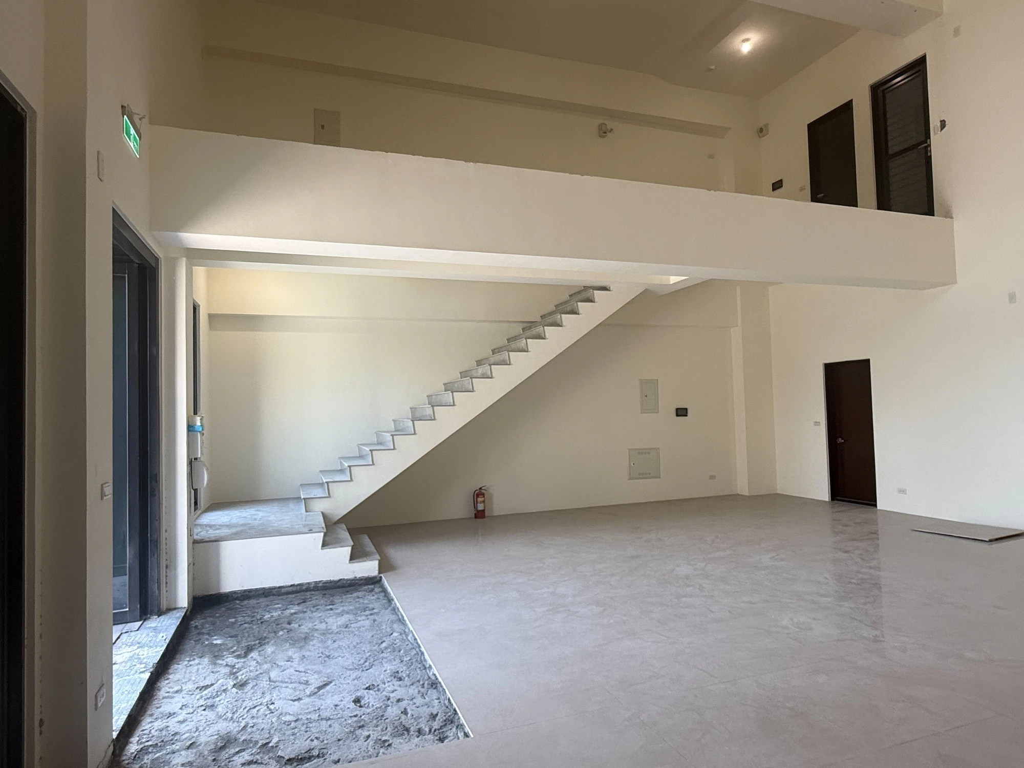 店面局部牆面.樓梯扶手拆除、局部地面打除施工前、中、後