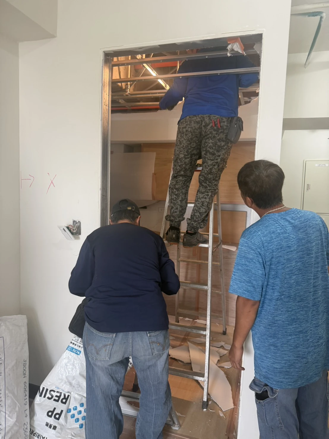 新建大樓局部輕隔牆拆除