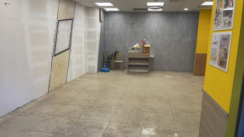 店面局部木作裝潢.木地板拆除、廁所打除見底、廣告紙剔除施工前、中、後