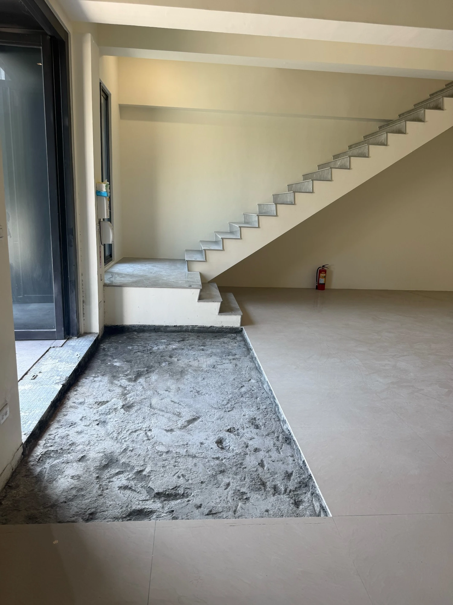 店面局部牆面.樓梯扶手拆除、局部地面打除施工前、中、後