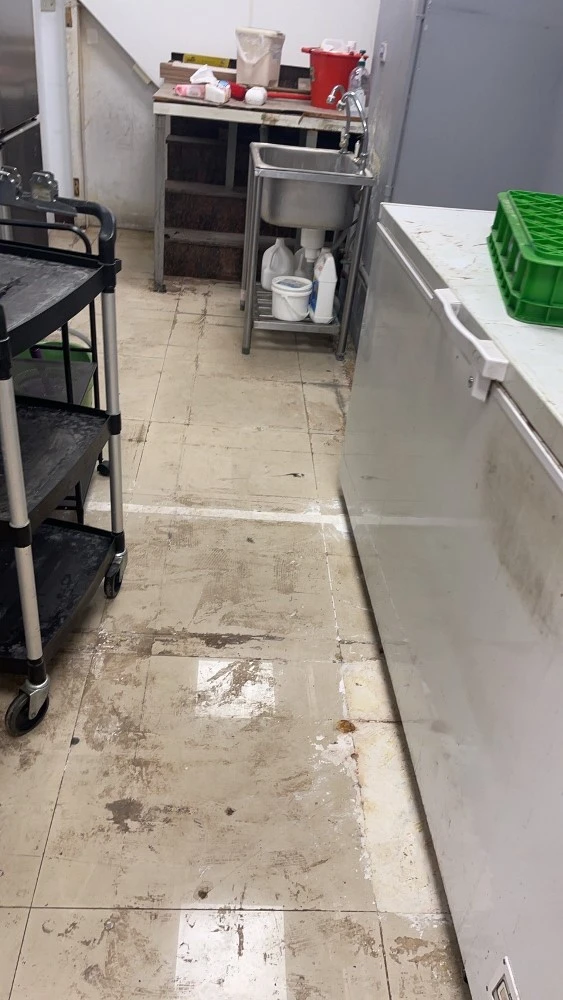 店面局部木作裝潢.木地板拆除、廁所打除見底、廣告紙剔除施工前、中、後