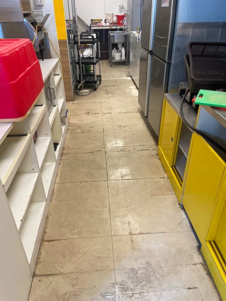 店面局部木作裝潢.木地板拆除、廁所打除見底、廣告紙剔除施工前、中、後