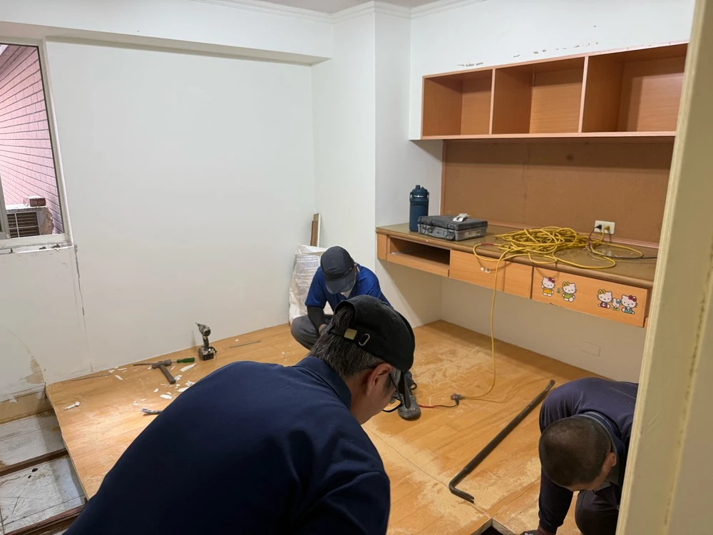 大樓住宅房間木地板.系統櫃拆除施工前、中、後