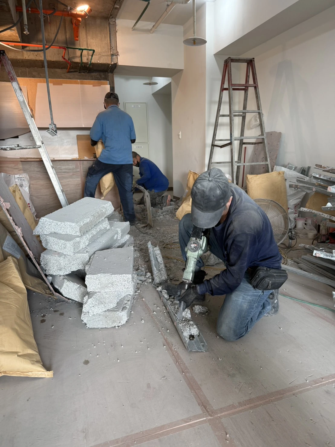 新建大樓局部輕隔牆拆除