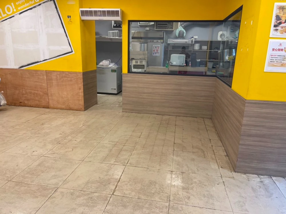 店面局部木作裝潢.木地板拆除、廁所打除見底、廣告紙剔除施工前、中、後