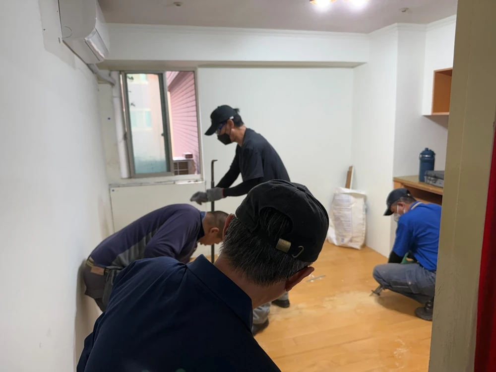 大樓住宅房間木地板.系統櫃拆除施工前、中、後