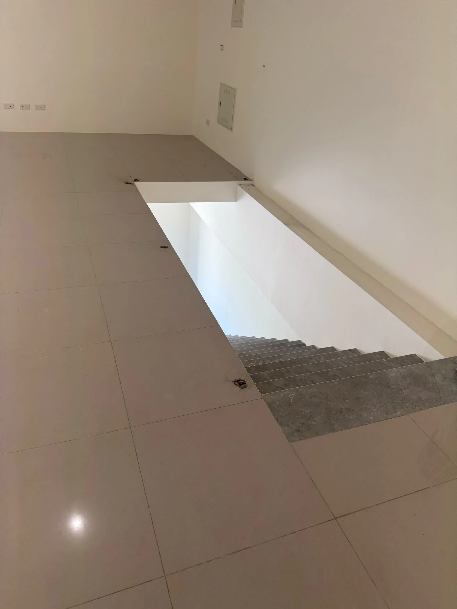 店面局部牆面.樓梯扶手拆除、局部地面打除施工前、中、後